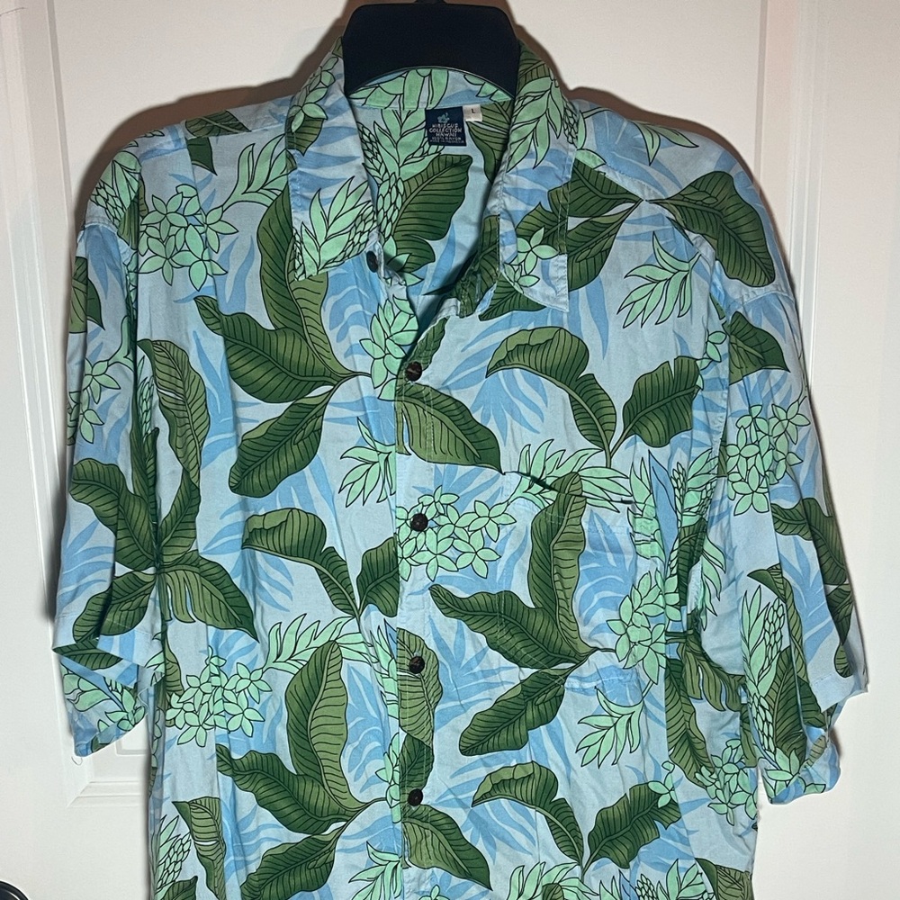 Gorgeous blue and green Hibiscus Collection Hawaii men’s shirt in size Large